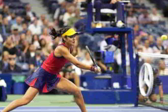 Emma Raducanu wins against Maria Sakkari in straight sets