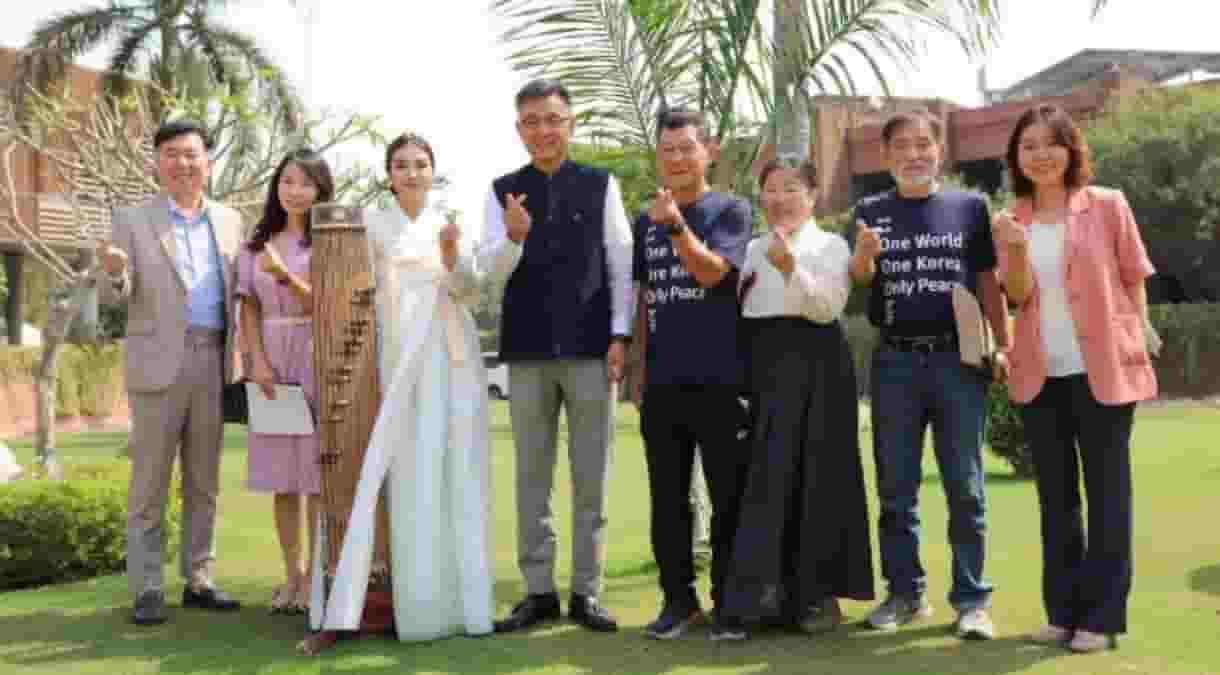 Ambassador Chang Jae-bok met with the peace marathoner Kang Myung-koo at his Embassy