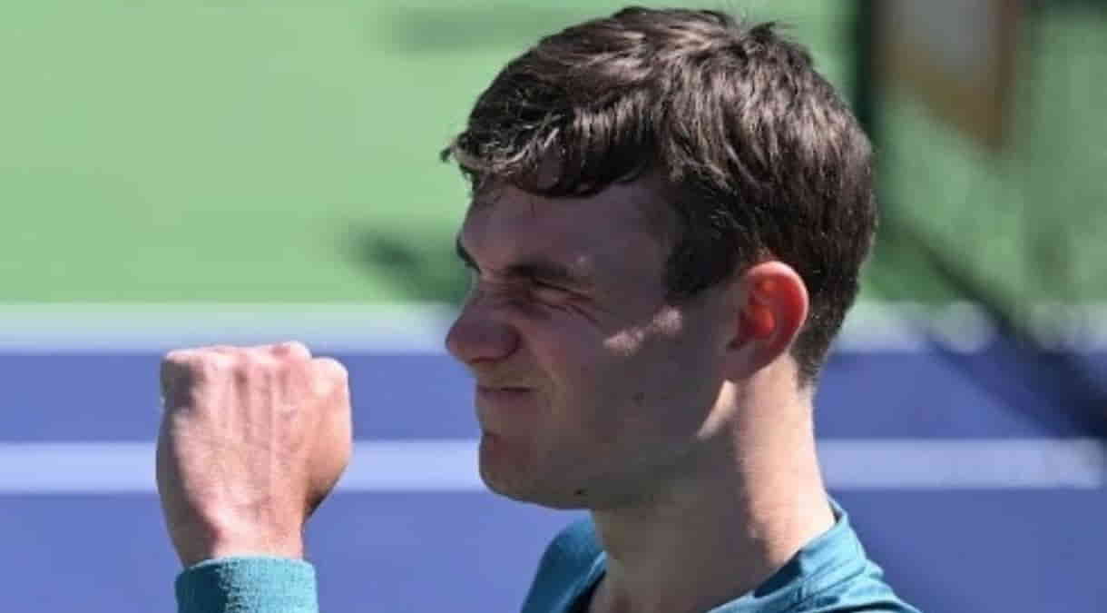Debutant Jack Draper wins first Murray meeting to enter fourth round.