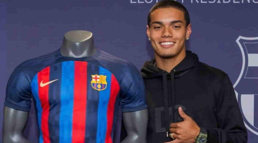 In his father's footsteps Ronaldinho's son joins Barcelona academy