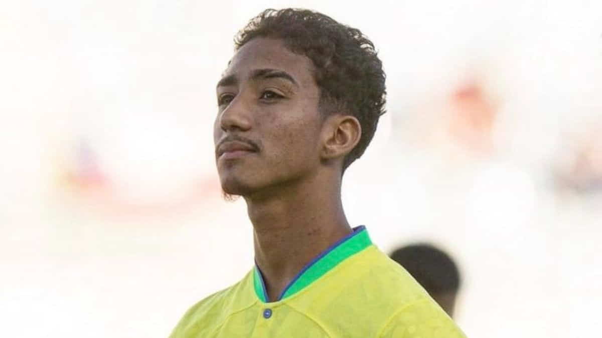 Brazil defender Arthur joins Bayer Leverkusen.