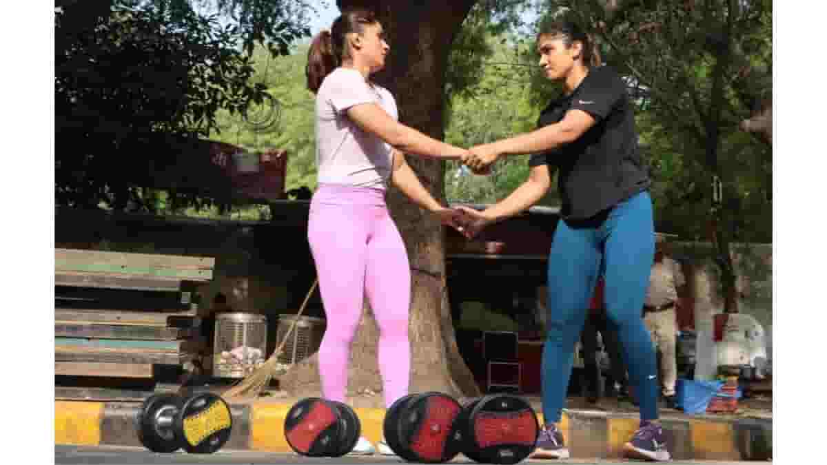 Dumbbells, neck plank & stretching Protesting wrestlers turn Jantar Mantar into training centre