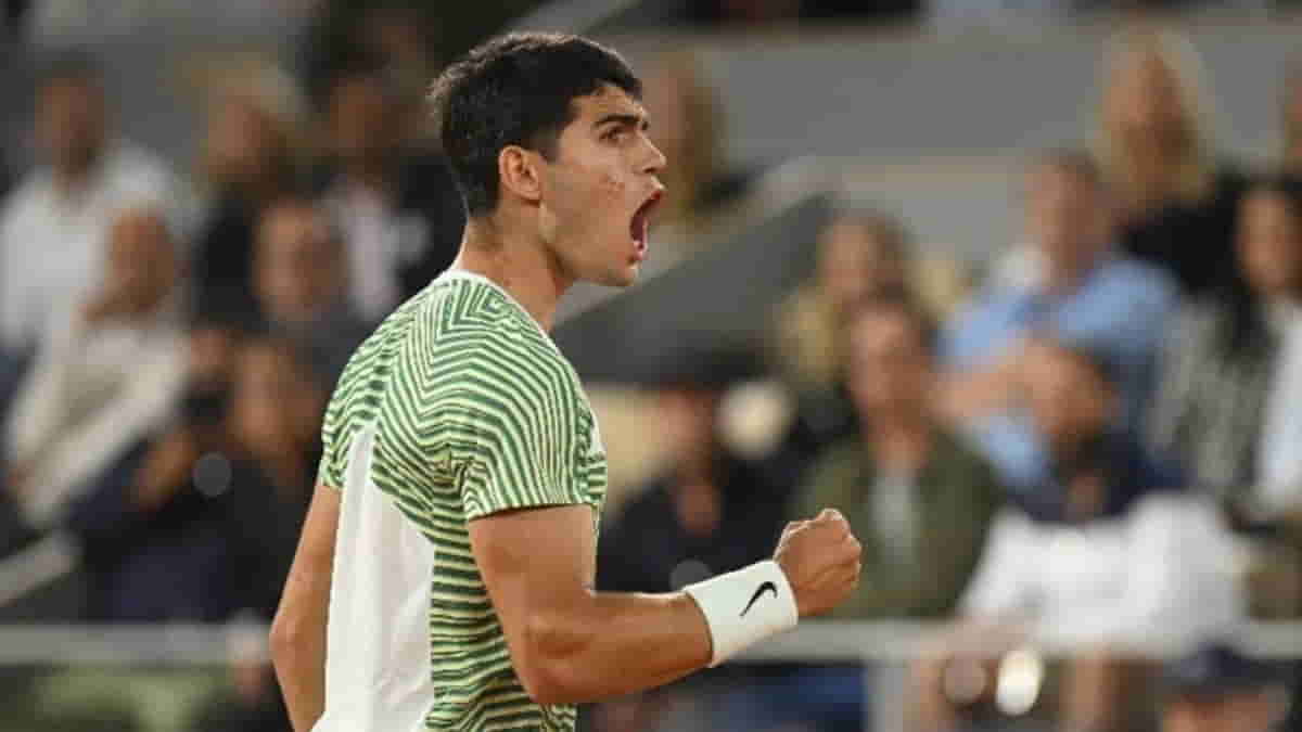 Alcaraz advances into semifinals at Queen's Club