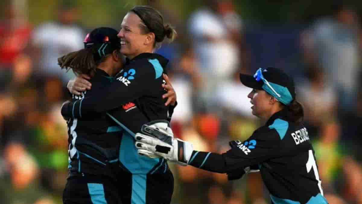 Tahuhu, Bezuidenhout return to New Zealand contract list