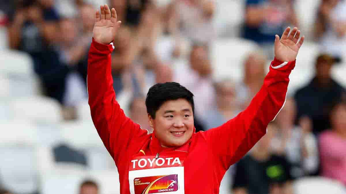 Gold medalist Gong Lijiao waves to the spectators during the awarding ceremony for women's shot put at the 2017 IAAF World Championships in London, Britain, on Aug. 10, 2017. (XinhuaWang LiliIANS)