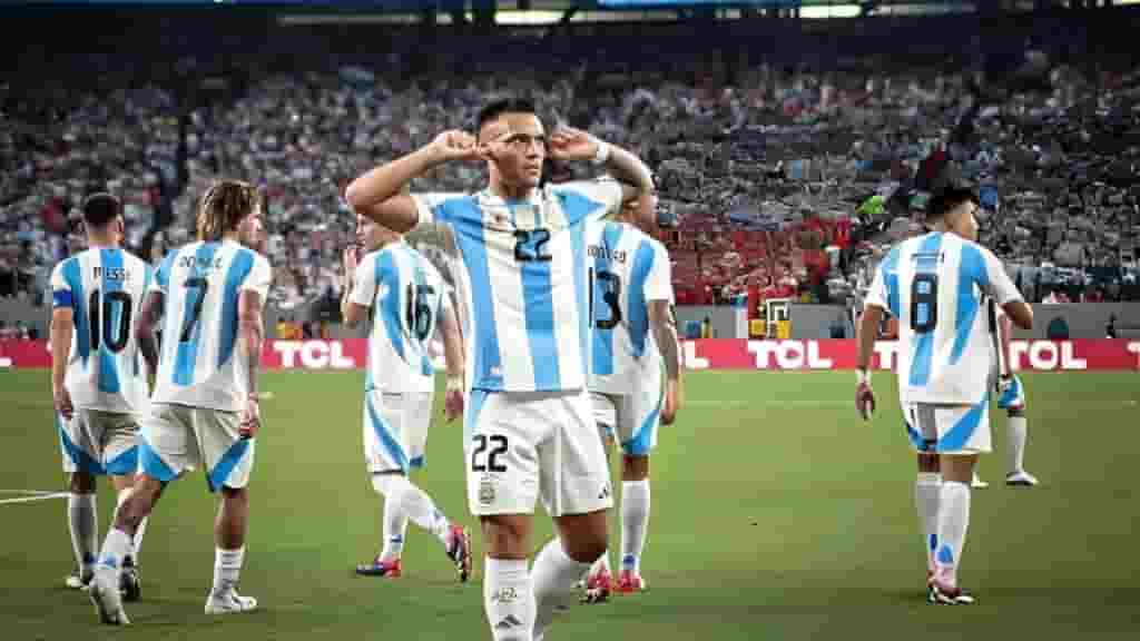 Messi-Led Argentina beat Chile book quarterfinal berth