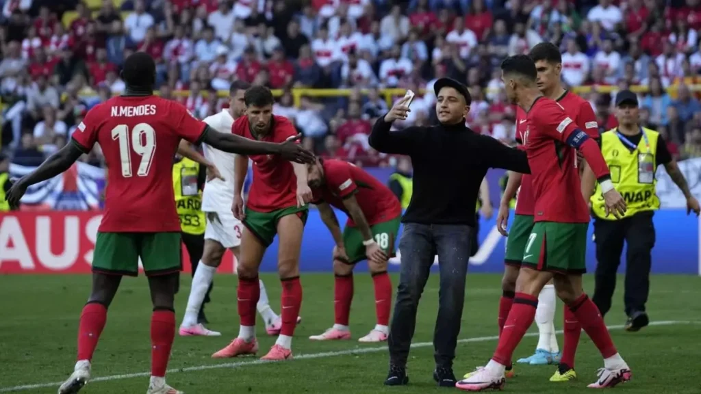 Euro Organisers to punish Cristiano Ronaldo selfie-hunters