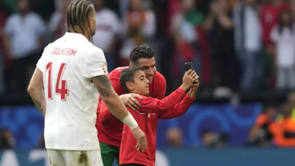 Euro Organisers to punish Cristiano Ronaldo selfie-hunters