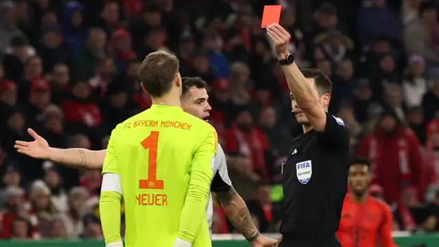 Manuel Neuer Sees Red For First Time In 866-Game Career