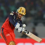 DC vs RCB: Smriti Mandhana's Elegant Lofted Over Covers Six