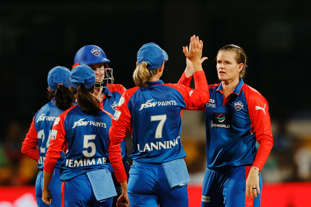 Jess Jonassen bowling, WPL 2025, Delhi Capitals vs Mumbai Indians.