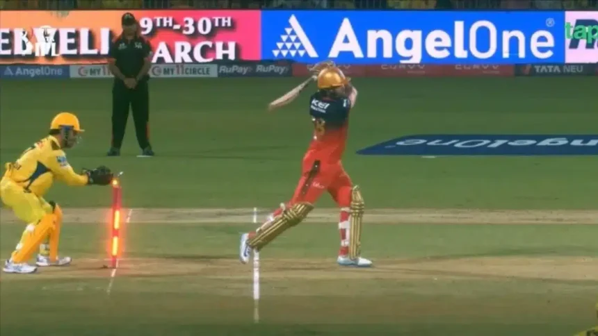 CSK vs RCB, IPL 2025: MS Dhoni's Stunning Stumping Leaves Virat Kohli Stunned, Phil Salt Dismissed