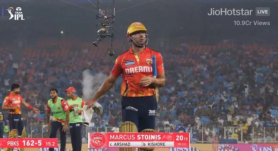 GT vs PBKS, IPL 2025: Marcus Stoinis Hits Female Security Official With Powerful Six