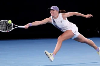 Iga Swiatek Survives Tough Opener to Reach Australian Open Second Round